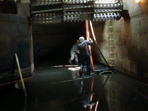 汚水槽内の清掃及びマンホールの鉄蓋交換を行いました。