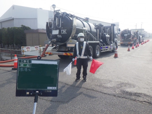 某所にて水路の浚渫作業を行いました！