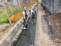 地元で水路の浚渫作業を実施致しました。