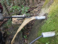某所にて地滑り防止対策水抜き管の清掃作業を行いました！